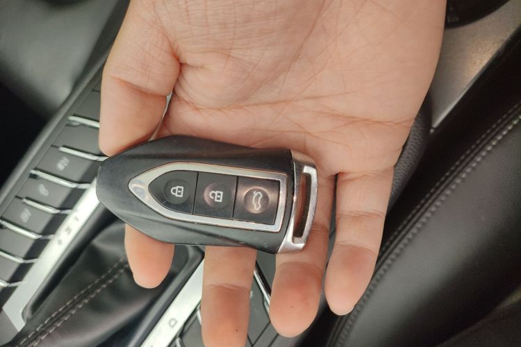 众泰SR9 2017款 2.0T 自动极致之心版中控内饰11