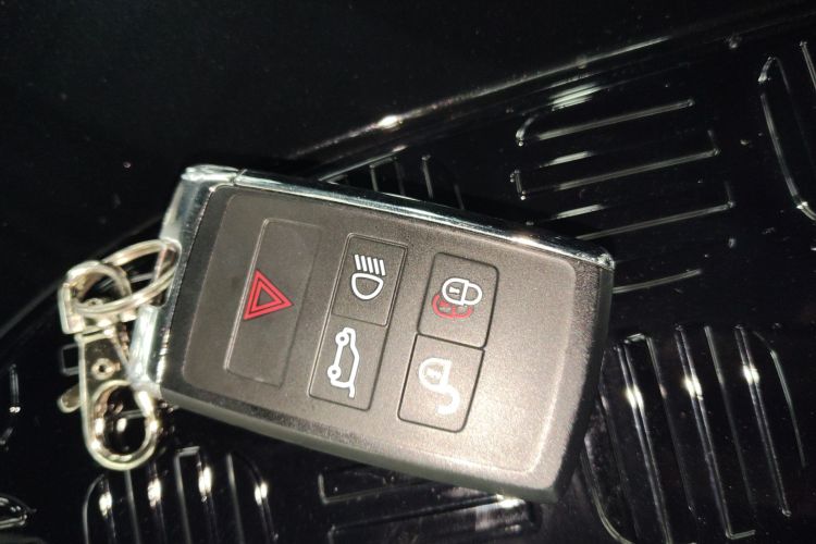 路虎卫士 2024款 110 3.0T P400 暗黑特别版中控内饰11