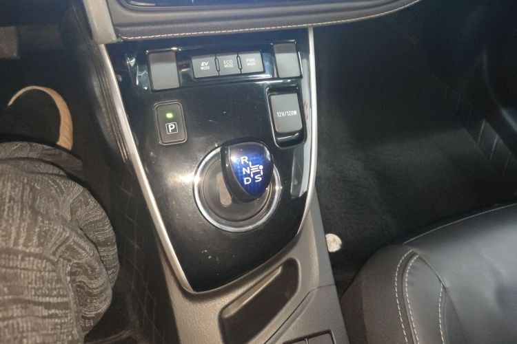 丰田 卡罗拉 2017款 改款双擎 1.8L E-CVT精英版中控内饰18