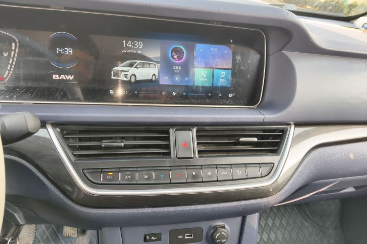 BAW北汽制造 锐胜王牌M7 2025款 2.0L 手动长轴舒适型 6/7座中控内饰16