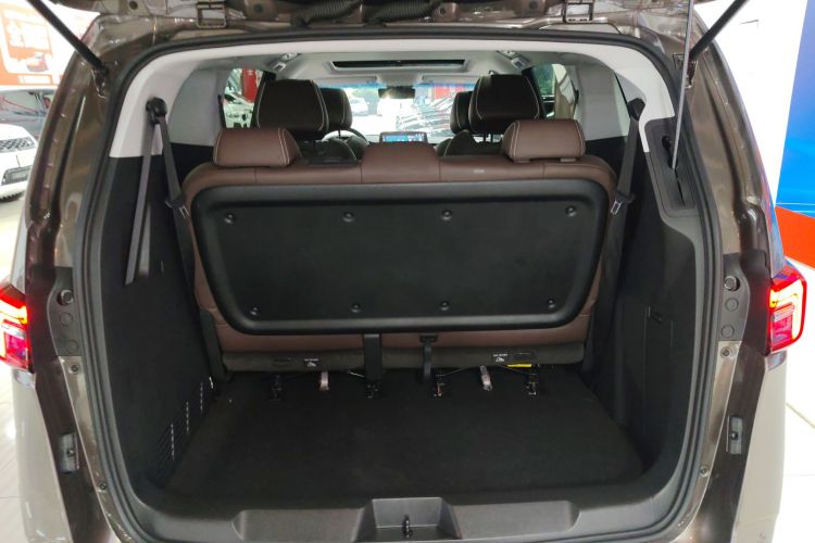 别克GL8 2022款 陆上公务舱 652T 尊贵型机舱底盘23