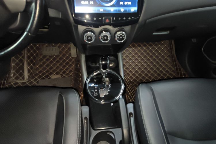 三菱 劲炫ASX 2018款 2.0L CVT两驱尊享版中控内饰18