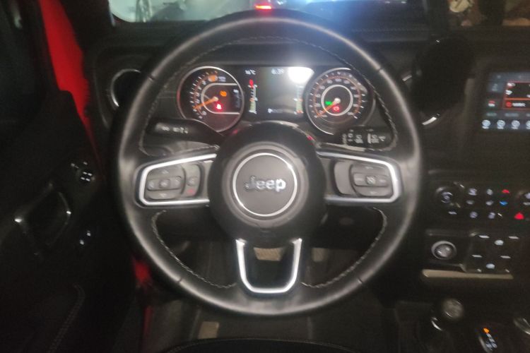 Jeep 牧马人 2018款 2.0T Sahara 四门版中控内饰13