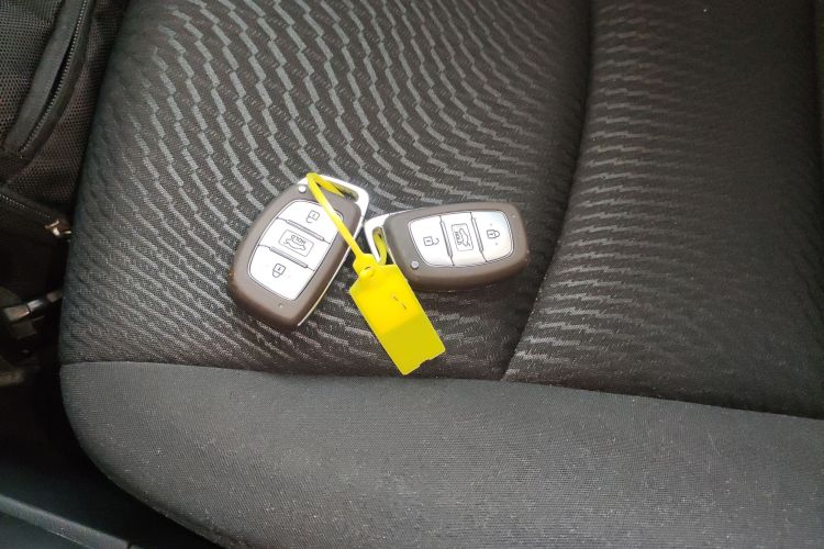 现代 朗动 2016款 1.6L 自动尊贵型中控内饰11