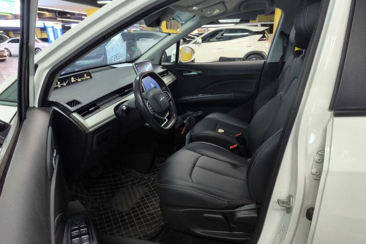 哪吒汽车 哪吒V 2021款 长续航娱乐版升级型中控内饰7003