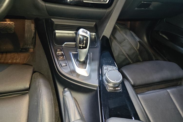 宝马3系GT 2020款 320i M运动套装中控内饰18