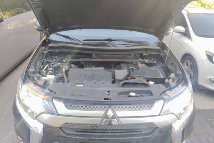 三菱 欧蓝德 2019款 2.4L 四驱致享版 5座 国V机舱底盘24