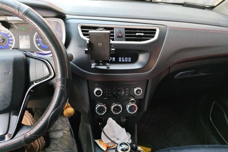 中华V3 2016款 1.5L 手动舒适型中控内饰16