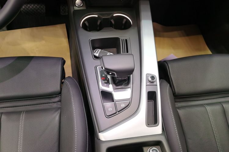 奥迪A4L 2023款 40 TFSI 时尚动感型中控内饰18