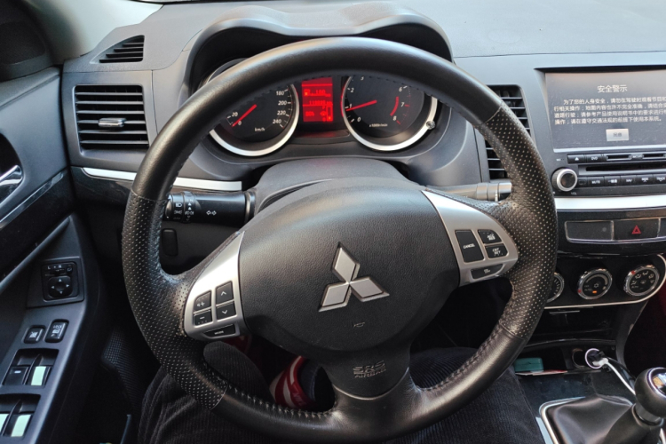 三菱 翼神 2016款 1.8L 手动黑白复刻版中控内饰13