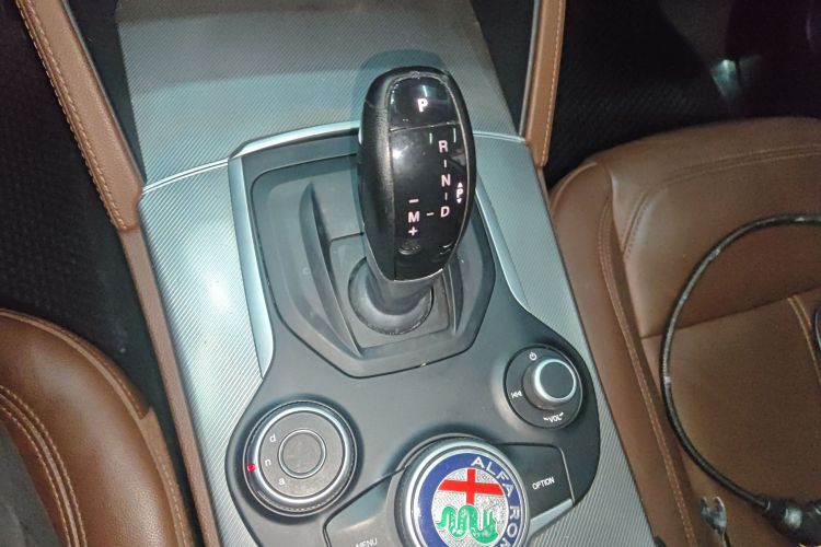 阿尔法·罗密欧 Stelvio斯坦维 2017款 2.0T 200HP 精英版中控内饰18