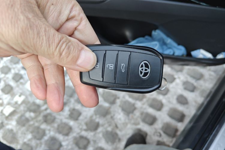 丰田 凯美瑞 2024款  双擎 2.0HG 尊贵版中控内饰11