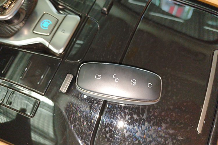 腾势D9 2024款 DM-i 980 四驱旗舰型中控内饰7001