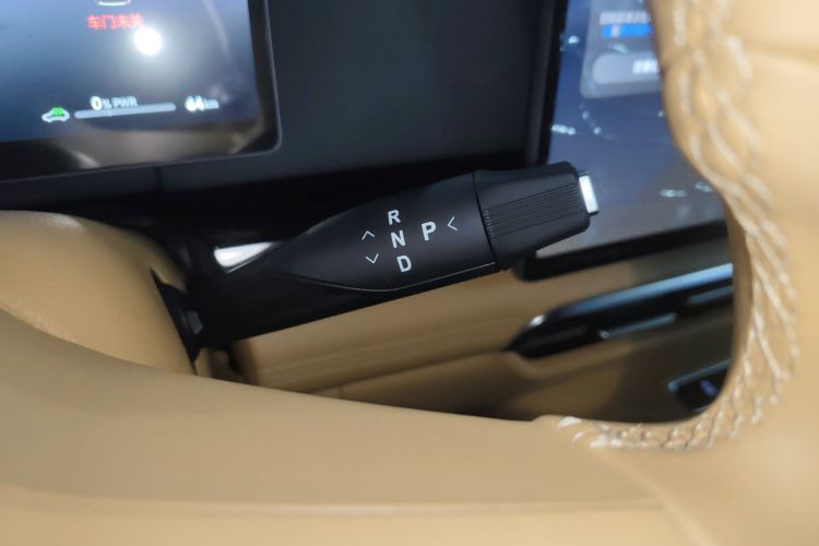 岚图汽车 岚图梦想家 2025款 PHEV 四驱卓越乾崑版中控内饰18