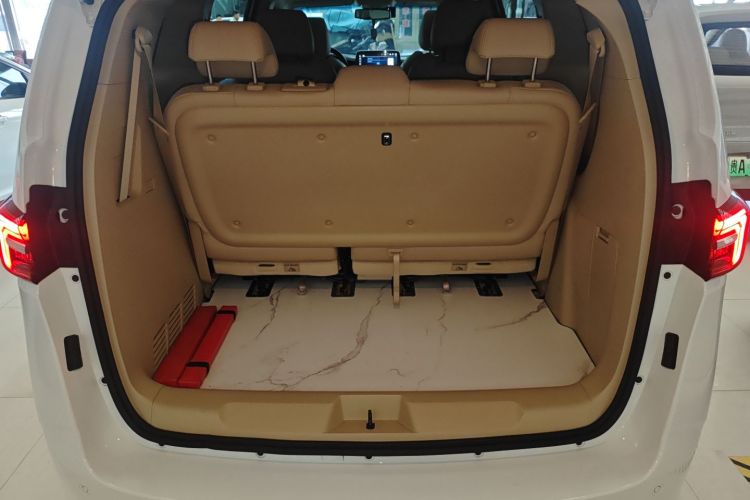 别克GL8 2023款 改款 陆上公务舱 豪华型机舱底盘23