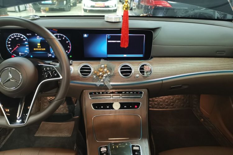 奔驰E级 2022款 E 260 L中控内饰16