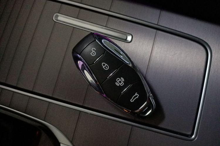 红旗HS7 2023款 2.0T 自动两驱旗享版 六座中控内饰7001