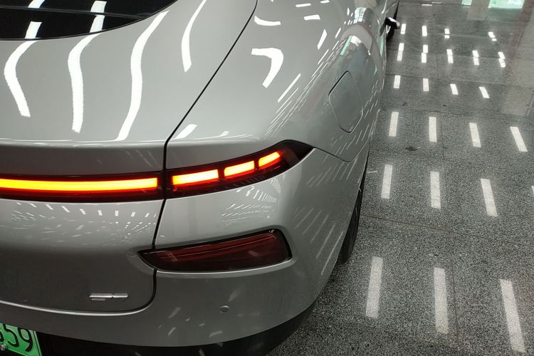 小鹏P7 2023款 480E车身外观9