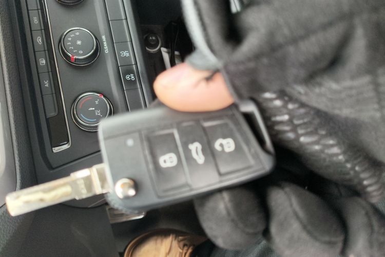 大众 2016款 途安L 280TSI 手动风尚版中控内饰11