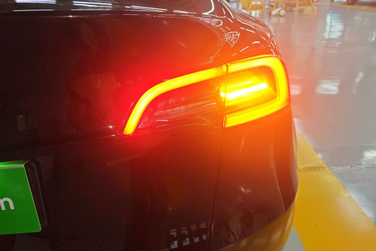 特斯拉 Model Y 2021款 标准续航后驱版车身外观9