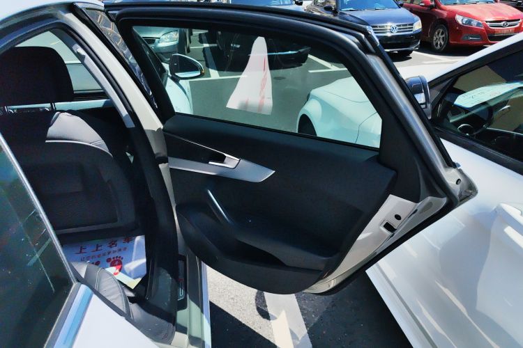 奥迪A4L 2020款 40 TFSI 豪华动感型中控内饰45