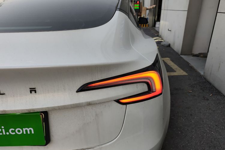特斯拉 Model 3 2023款 长续航全轮驱动版车身外观9