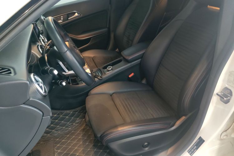 奔驰CLA 2018款 CLA 220 4MATIC中控内饰19