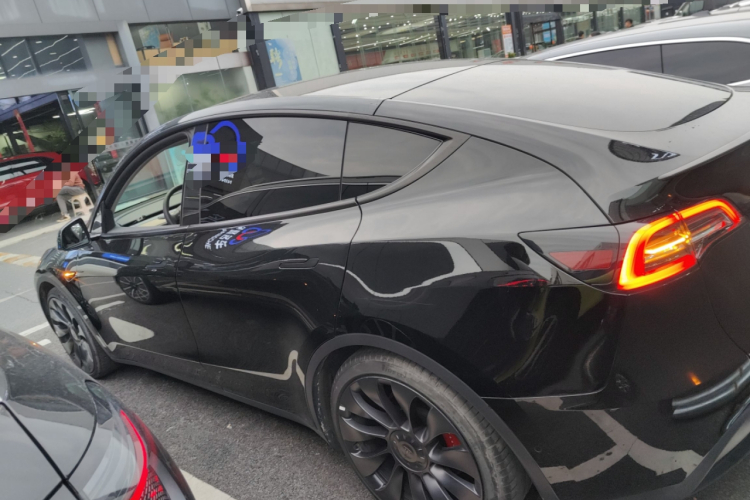 特斯拉 Model Y 2022款 Performance高性能全轮驱动版车身外观4