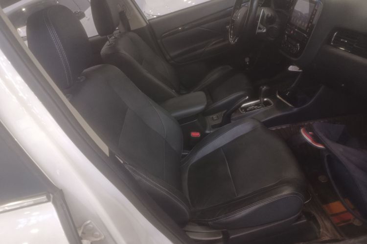 三菱 欧蓝德 2016款 2.4L 四驱精英版 5座局部细节41