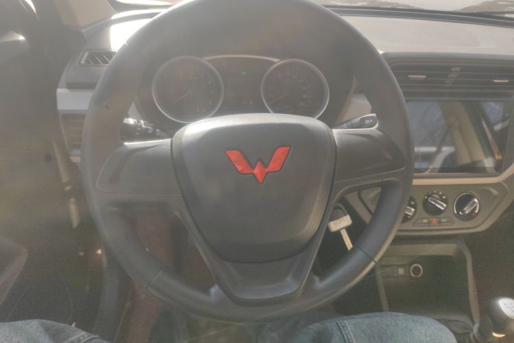 五菱汽车 五菱宏光 2021款 1.5L改款 S标准型 电动助力LAR中控内饰13