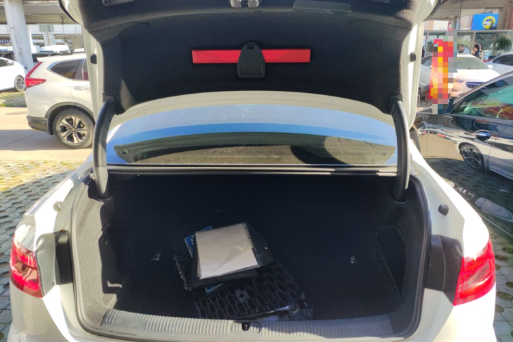 奥迪A4L 2019款 40 TFSI 进取型 国VI机舱底盘23