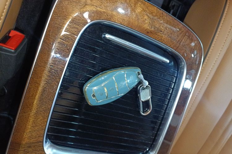 红旗HQ9 2023款 2.0T 智联旗享版中控内饰7001