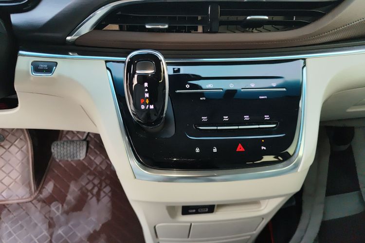 别克GL8 2023款 陆上公务舱 舒适型中控内饰18