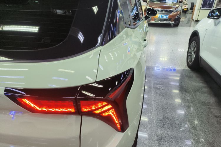 哪吒汽车 哪吒V 2022款 潮 400 Lite车身外观9