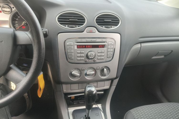 福特 福克斯 2013款 两厢经典 1.8L 自动基本型中控内饰16