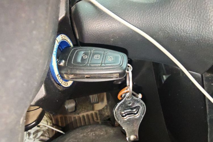 福特 福克斯 2017款 三厢 1.6L 手动风尚型智行版中控内饰11