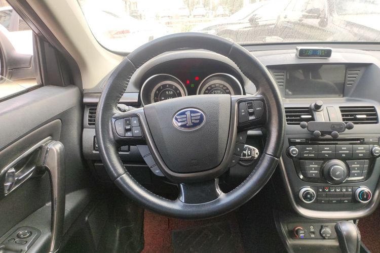 奔腾X80 2015款 2.0L 自动舒适型中控内饰13