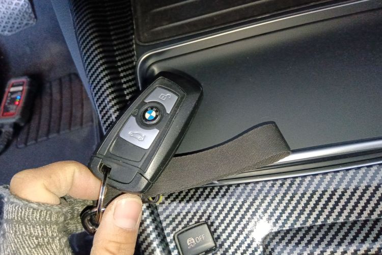 宝马3系 2018款 318i中控内饰11