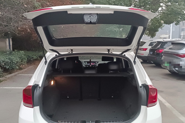 宝马X1 2015款 sDrive18i 时尚晋级版机舱底盘23