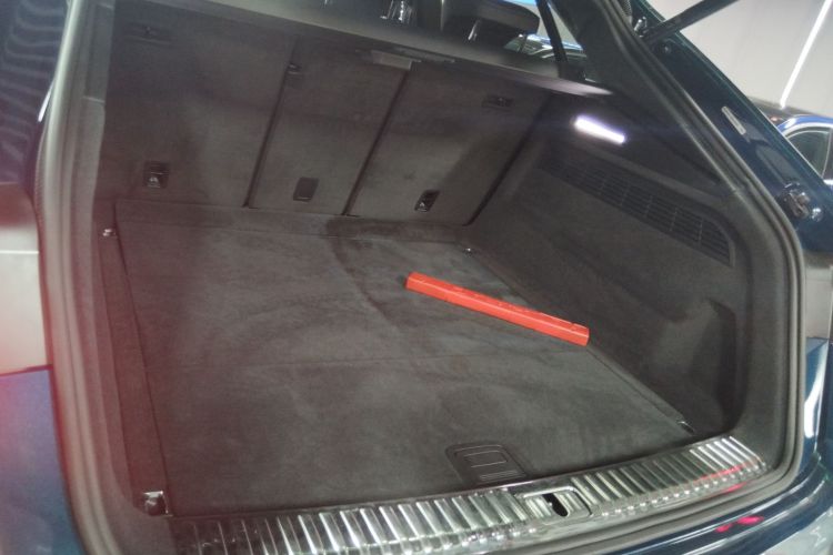 奥迪Q8 2021款 55 TFSI 臻选动感型机舱底盘23