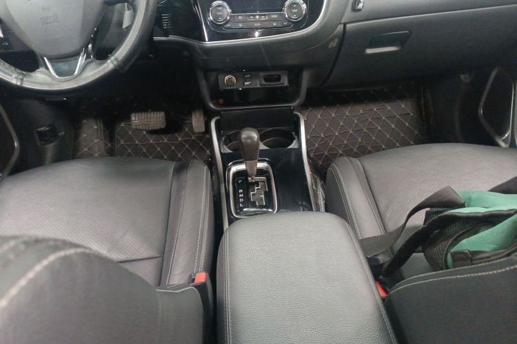 三菱 欧蓝德 2018款 2.4L 四驱精英版 5座中控内饰18