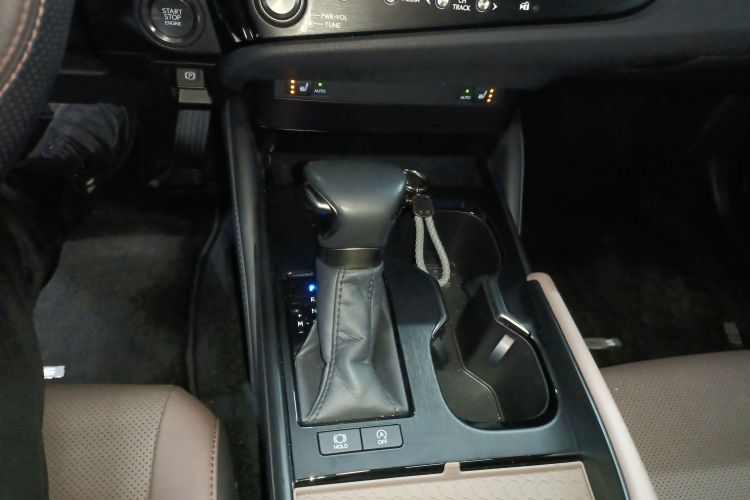 雷克萨斯ES 2023款 200 卓越版中控内饰18