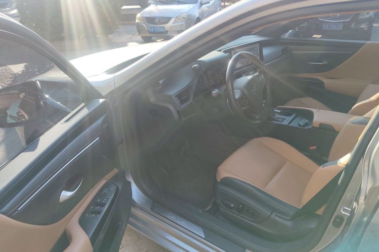 雷克萨斯ES 2022款 200 卓越版中控内饰20