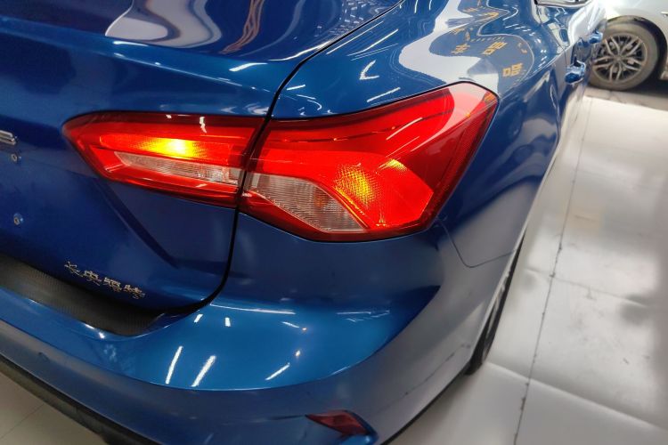 福特 福克斯 2021款 三厢 1.5L 自动锋跃型车身外观9