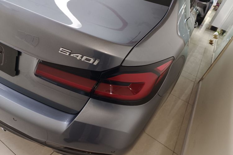 宝马5系(进口) 2022款 改款 540i 风尚版 M运动套装车身外观9