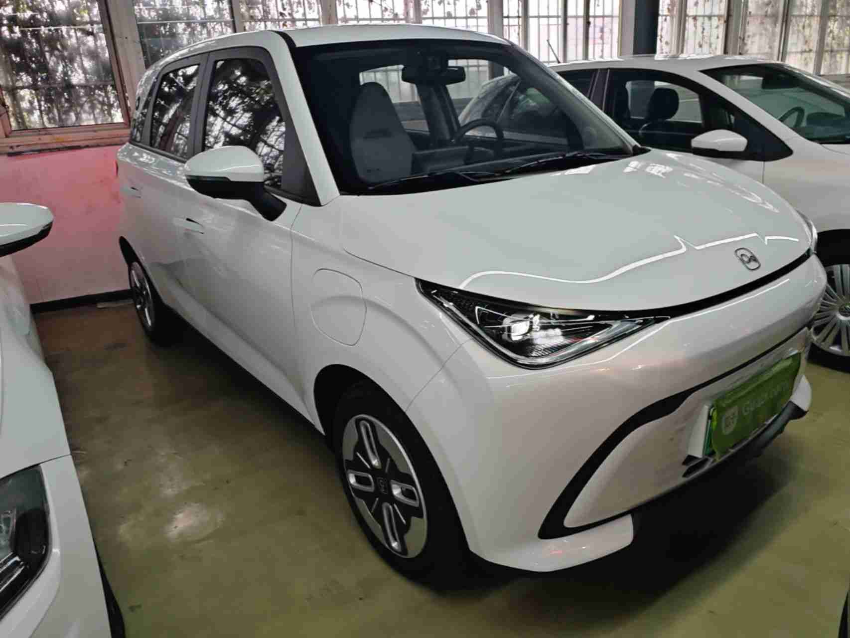 车辆右前45度整体外观