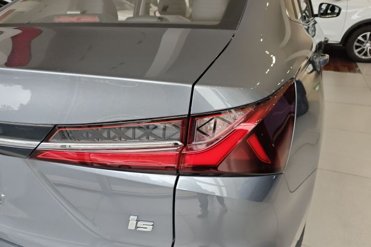 荣威i5 2023款 1.5L CVT豪华版车身外观9