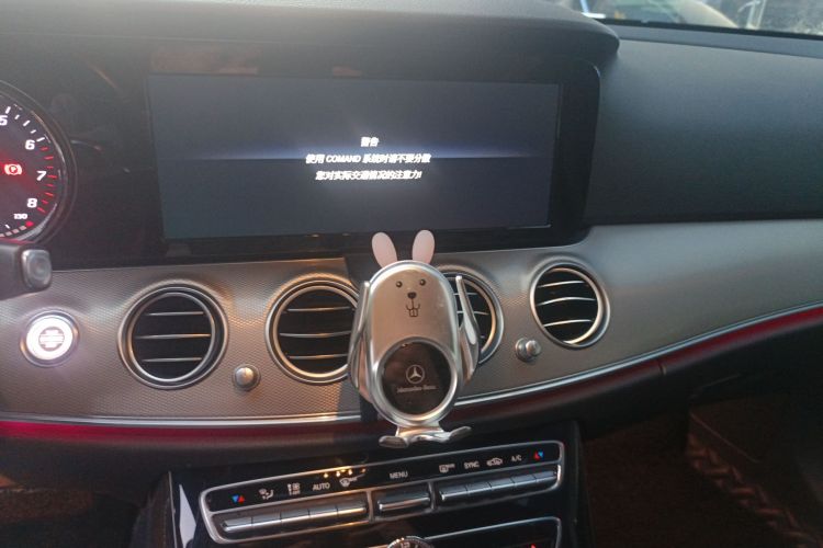 奔驰E级 2017款 E 200 运动型 4MATIC中控内饰16
