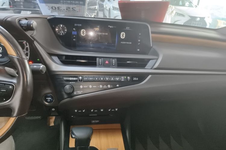 雷克萨斯ES 2020款 300h 行政版中控内饰16