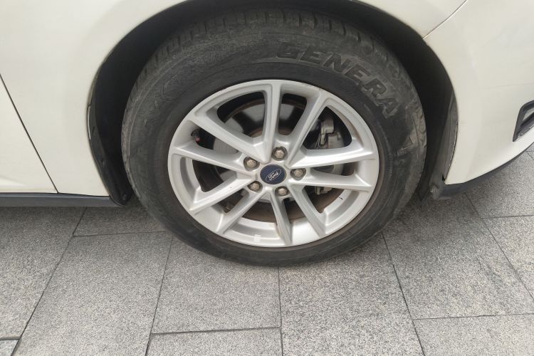 福特 福克斯 2017款 三厢 1.6L 手动风尚型智行版车身外观10